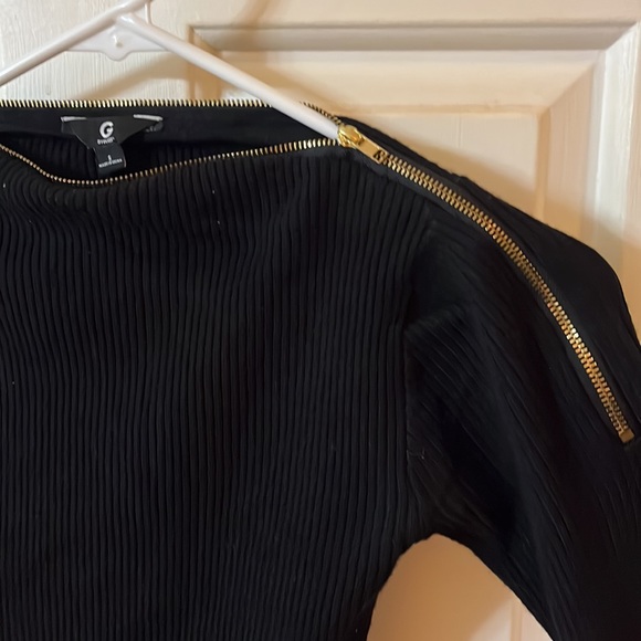 Guess zippered top. - Picture 4 of 6